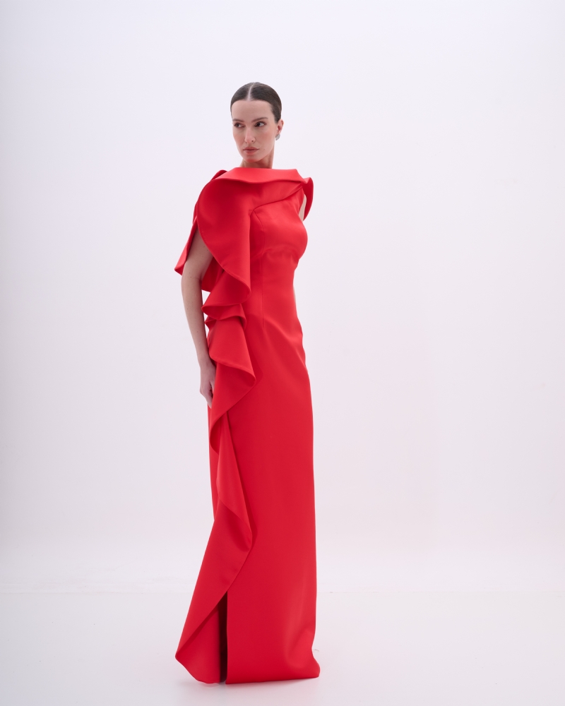 VESTIDO LONGO COM DRAPEADOS E VOLUMES ESCULTURAIS