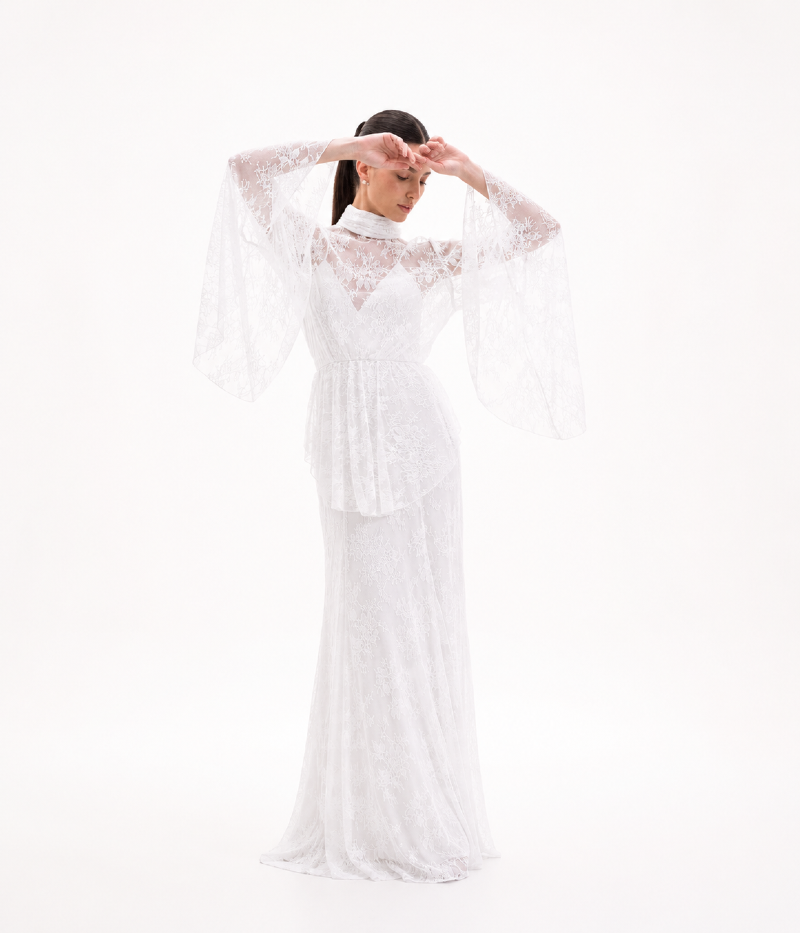 VESTIDO LONGO DE RENDA COM GOLA ALTA E MANGAS AMPLAS