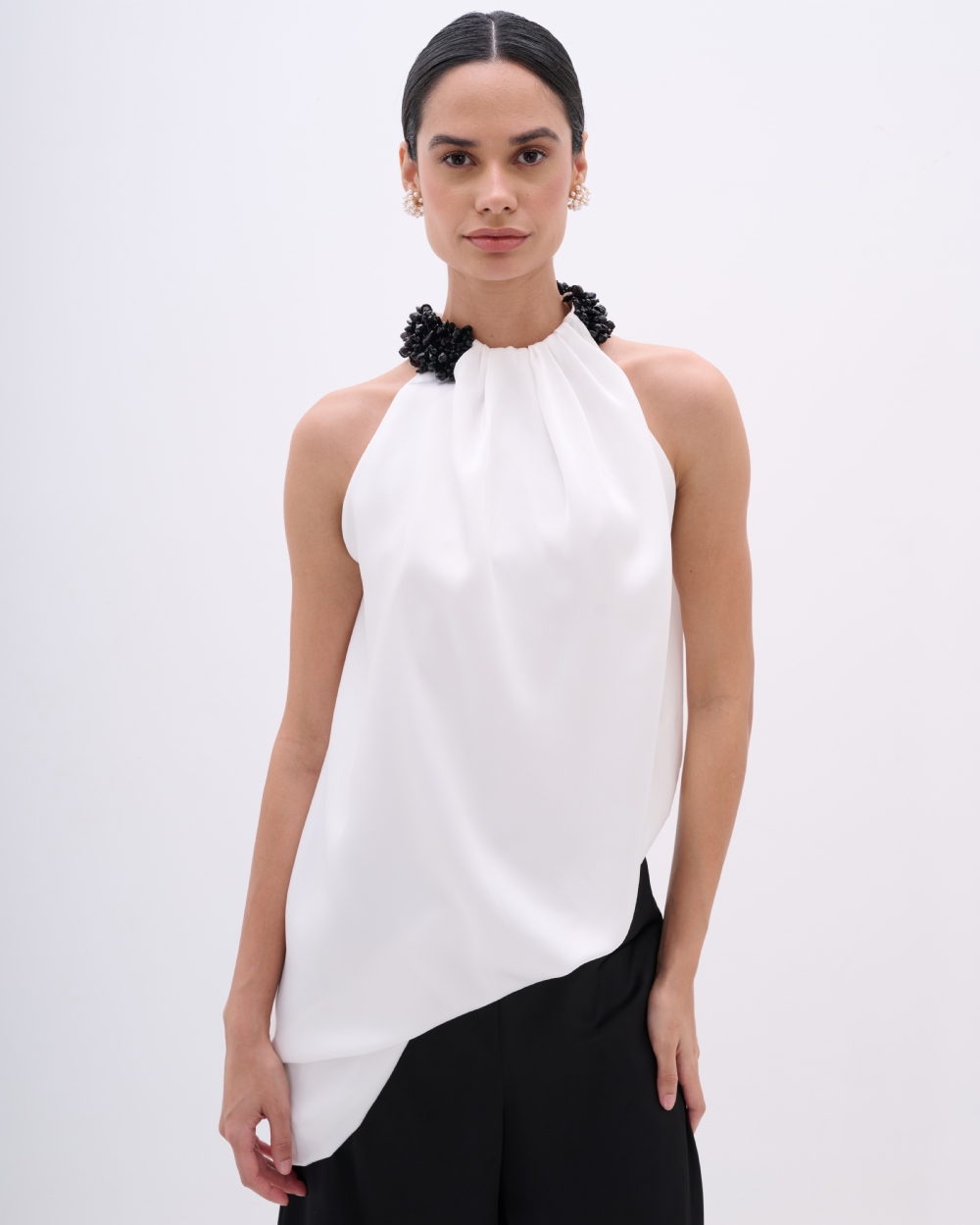 BLUSA HALTER COM GOLA DRAPEADA E BORDADO ARTESANAL
