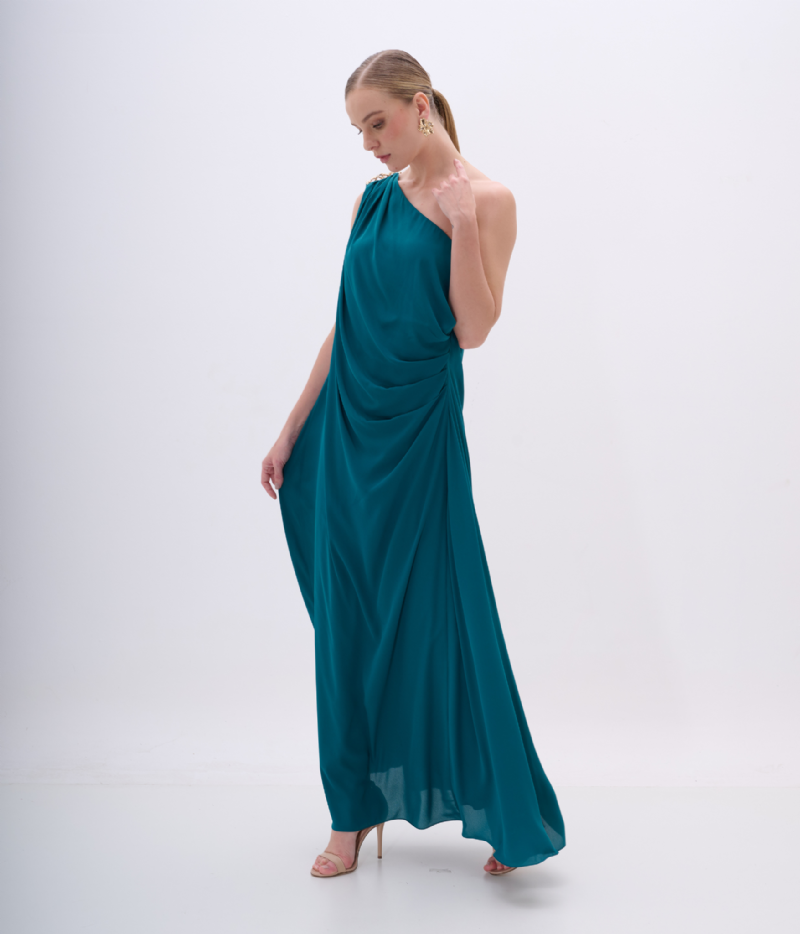 VESTIDO LONGUETE ASSIMÉTRICO COM DRAPEADO FLUIDO E DETALHE METÁLICO