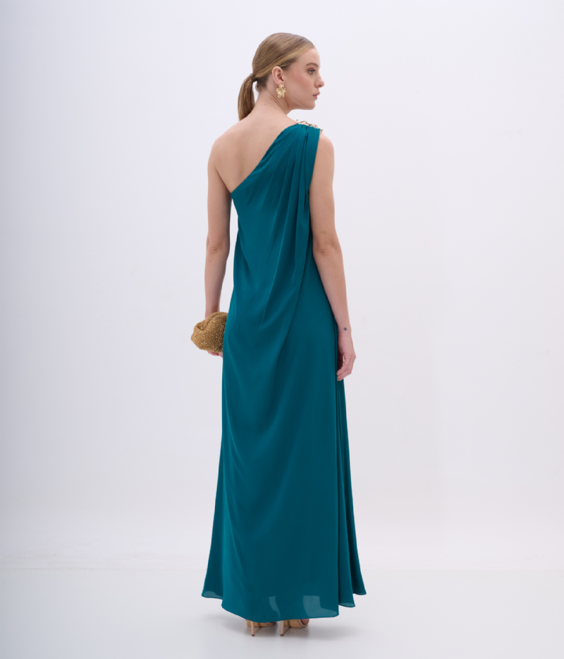 VESTIDO LONGUETE ASSIMÉTRICO COM DRAPEADO FLUIDO E DETALHE METÁLICO