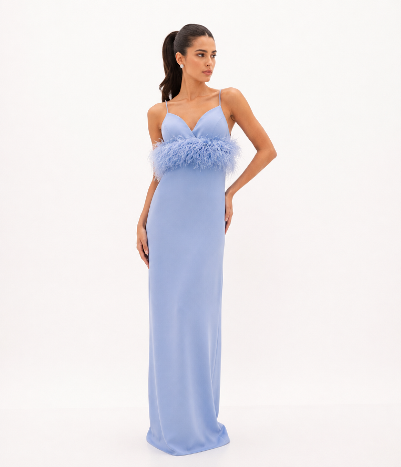 VESTIDO LONGO DE ALÇAS FINAS COM DECOTE ELEGANTE E DETALHE DE PLUMAS