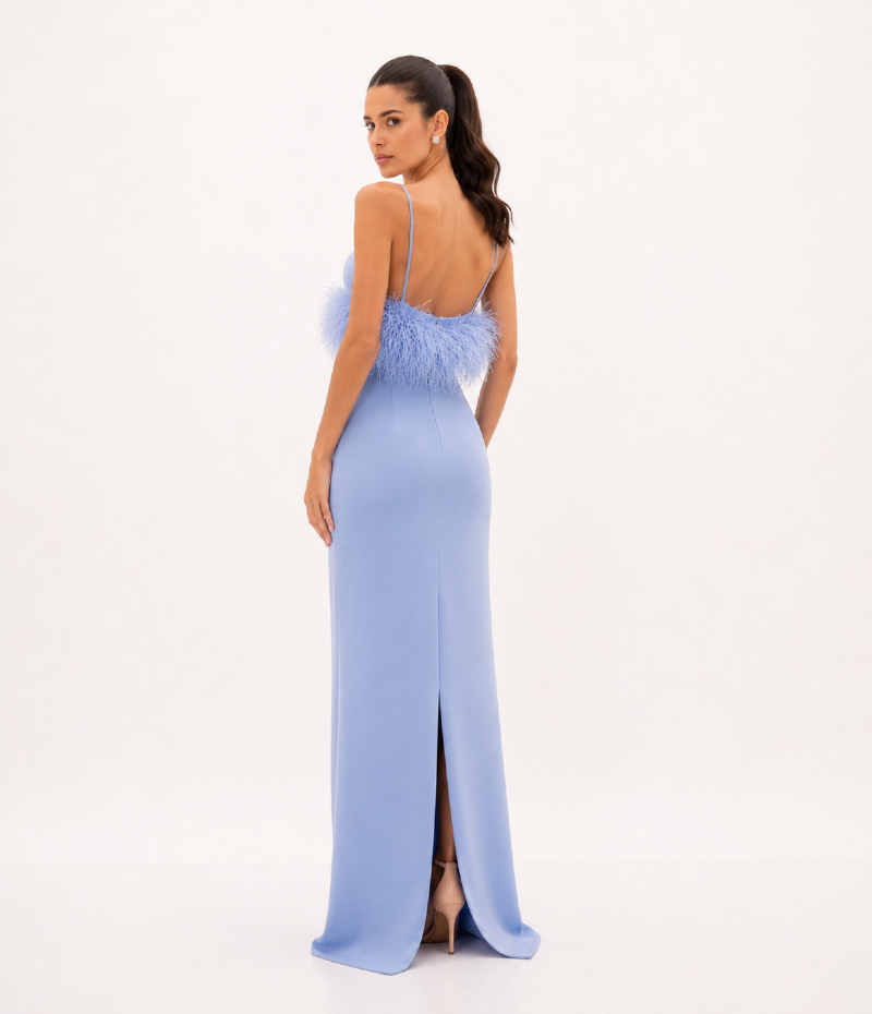 VESTIDO LONGO DE ALÇAS FINAS COM DECOTE ELEGANTE E DETALHE DE PLUMAS