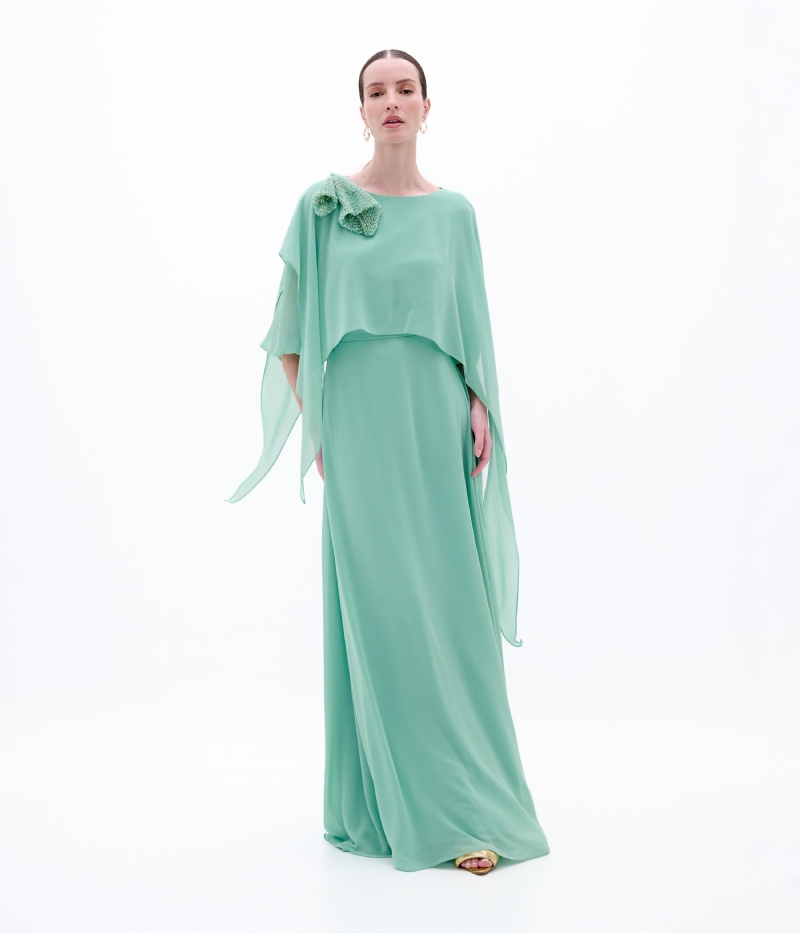 VESTIDO LONGO FLUIDO COM CAPA ESVOAÇANTE E BORDADO DE TULIPA