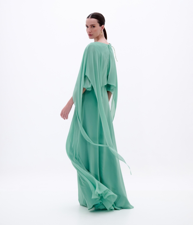 VESTIDO LONGO FLUIDO COM CAPA ESVOAÇANTE E BORDADO DE TULIPA