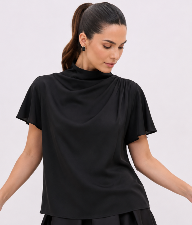 BLUSA CAROL EM CETIM COM GOLA ALTA E DRAPEADOS