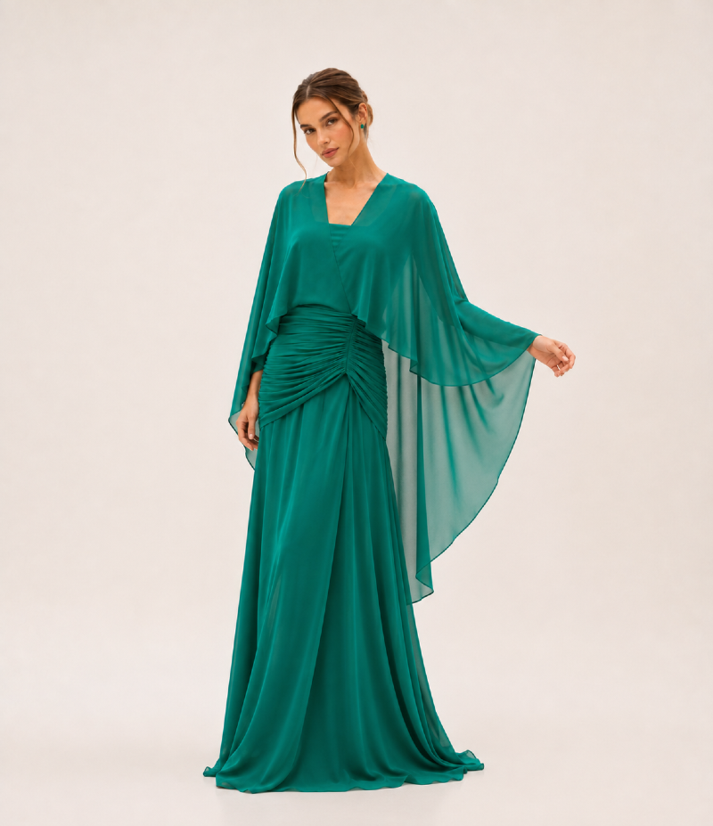 VESTIDO LONGO EM CREPE FLUIDO COM DRAPEADO E MANGA CAPA