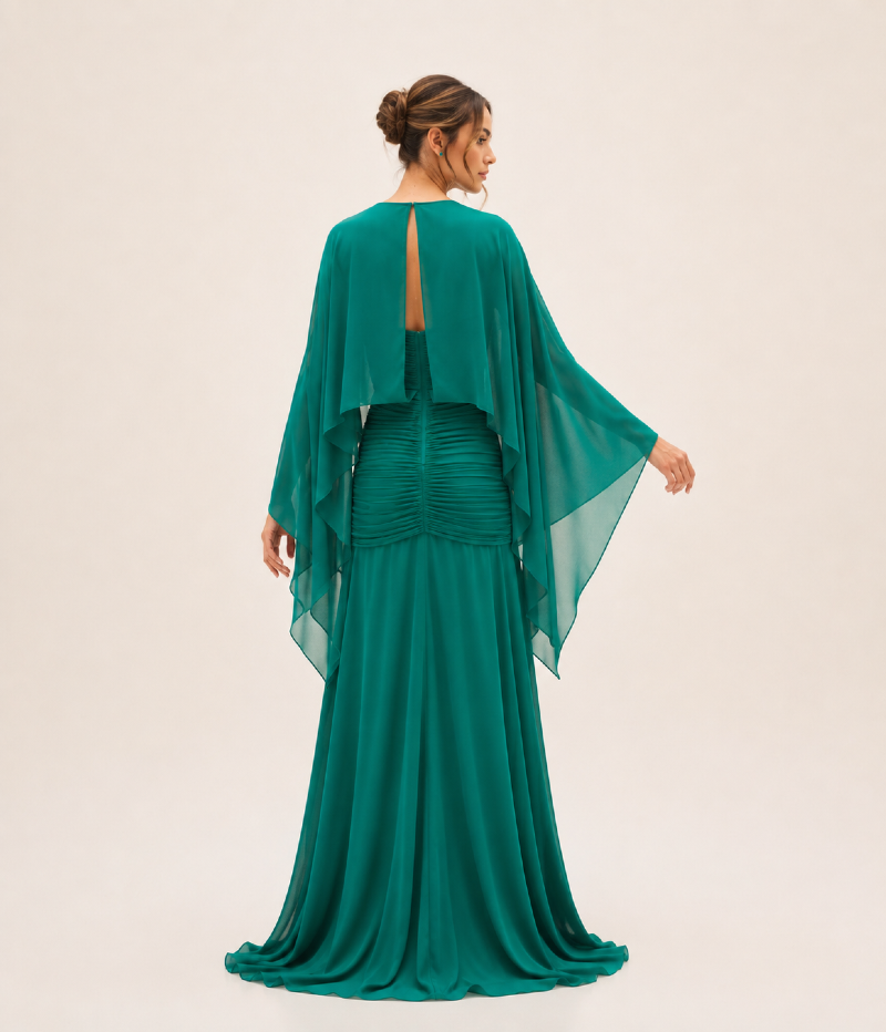 VESTIDO LONGO EM CREPE FLUIDO COM DRAPEADO E MANGA CAPA