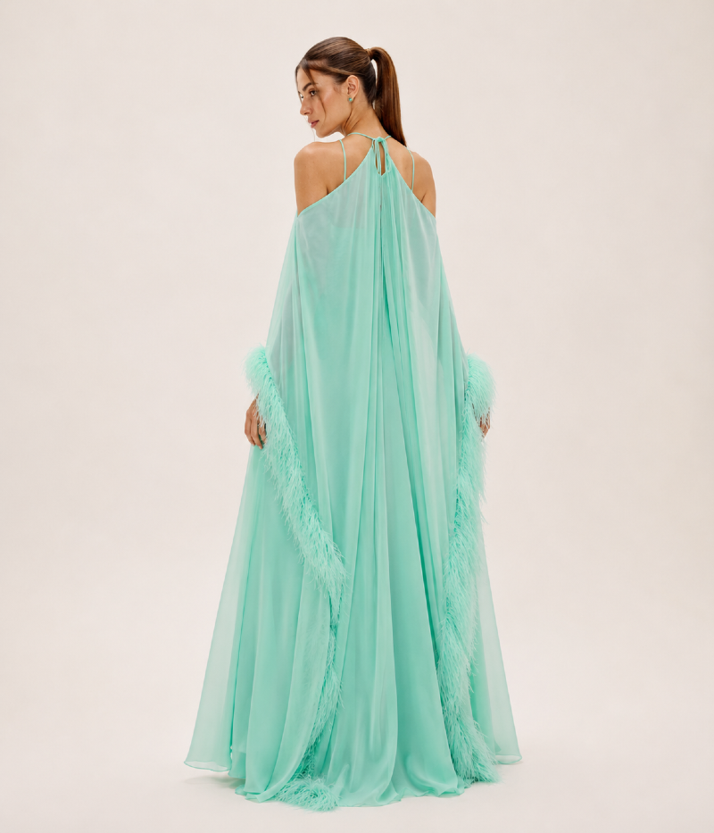VESTIDO LONGO FLUIDO COM DECOTE FRENTE ÚNICA E PLUMAS
