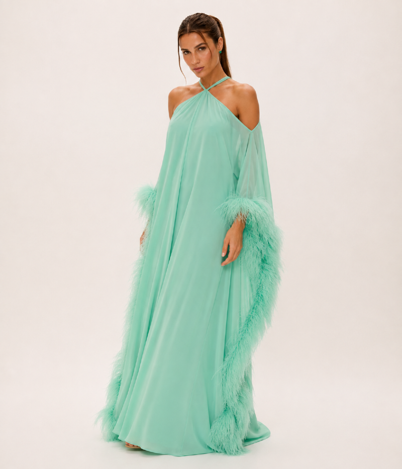 VESTIDO LONGO FLUIDO COM DECOTE FRENTE ÚNICA E PLUMAS