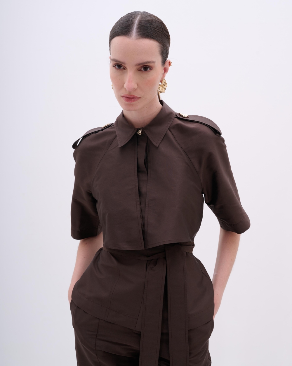 BLUSA EM TAFETÁ COM SOBREPOSIÇÃO CROPPED E FAIXA PARA AMARRAÇÃO
