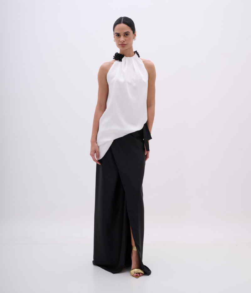 BLUSA HALTER COM GOLA DRAPEADA E BORDADO ARTESANAL