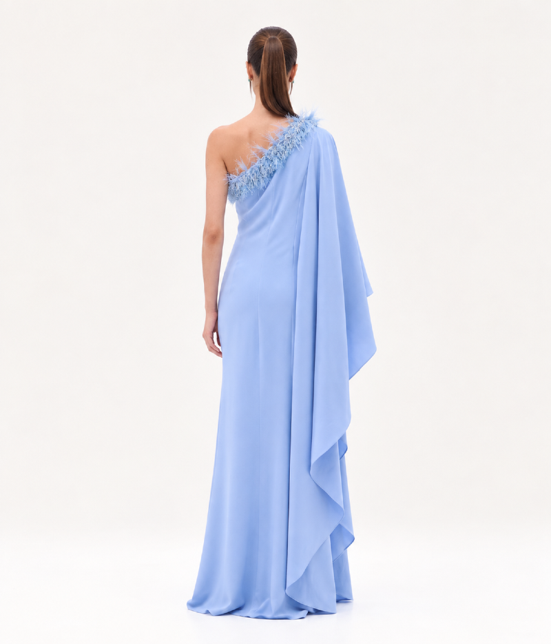 VESTIDO LONGO DE UM OMBRO SÓ COM PLUMAS E BORDADO