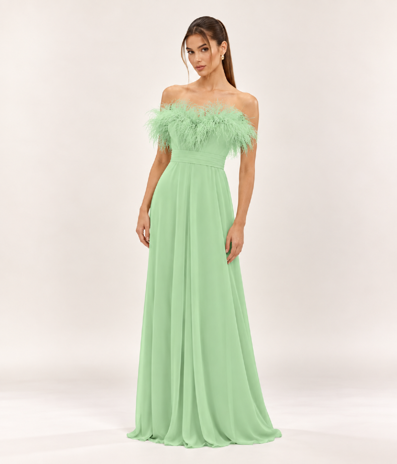 VESTIDO LONGO SOLTO COM DECOTE CORAÇÃO E PLUMAS