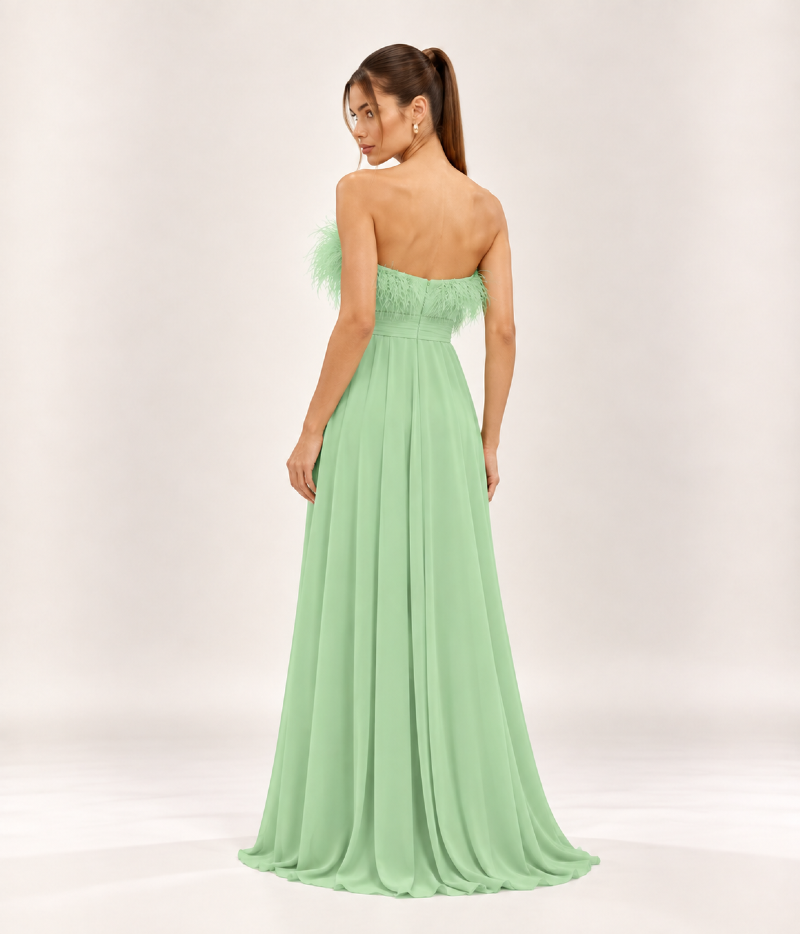 VESTIDO LONGO SOLTO COM DECOTE CORAÇÃO E PLUMAS