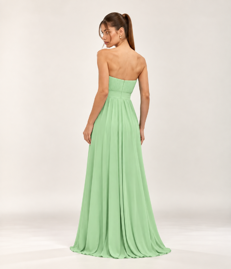 VESTIDO LONGO SOLTO COM DECOTE CORAÇÃO E PLUMAS