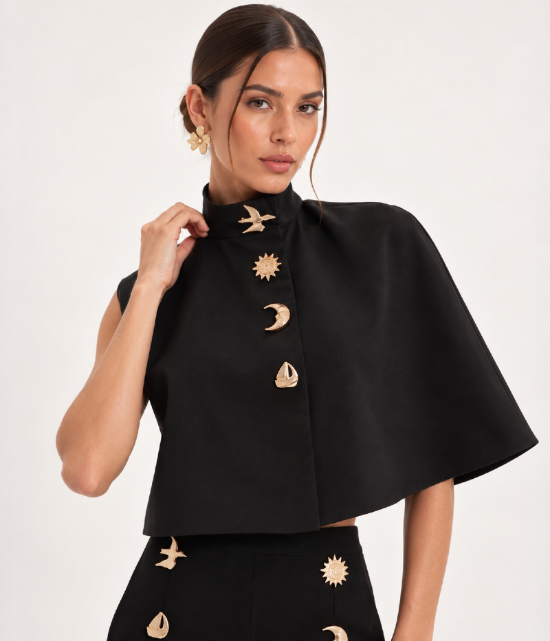BLUSA CAPA CURTA EM CREPE COM GOLA ALTA E APLICAÇÕES ESTRUTURADAS