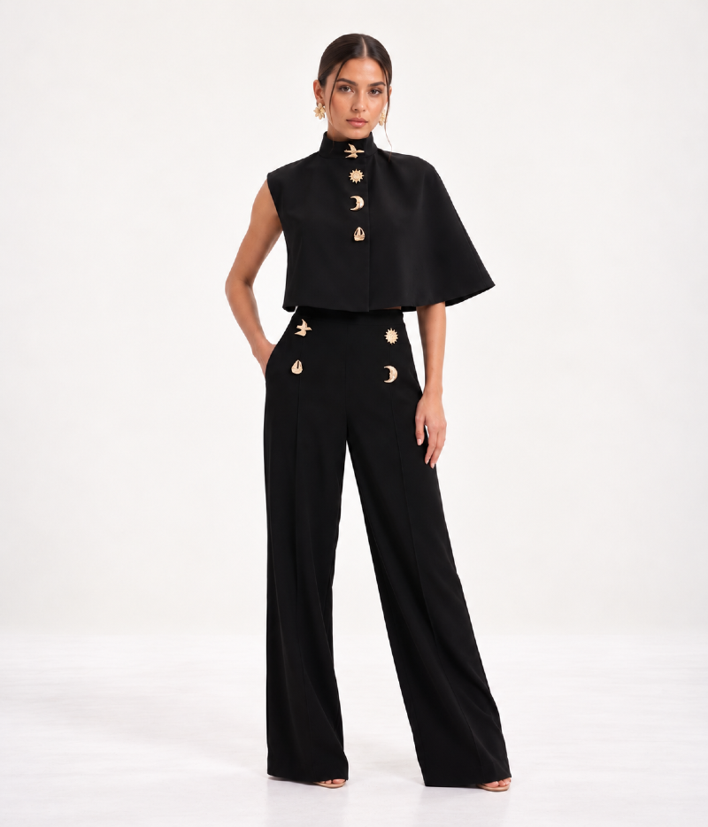 BLUSA CAPA CURTA EM CREPE COM GOLA ALTA E APLICAÇÕES ESTRUTURADAS
