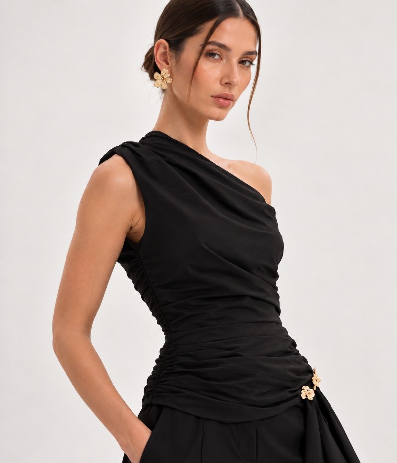 BLUSA ASSIMÉTRICA EM TAFETÁ COM DRAPEADO E FAIXA LATERAL