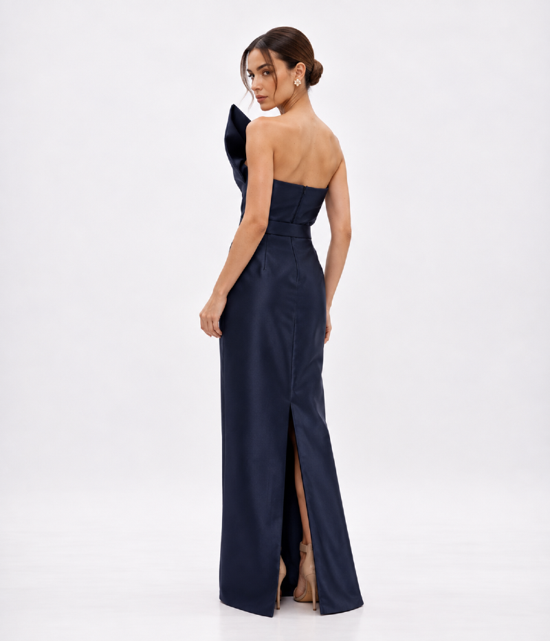 VESTIDO LONGO EM ZIBELINE COM DECOTE ASSIMÉTRICO E VOLUME ESCULTURAL