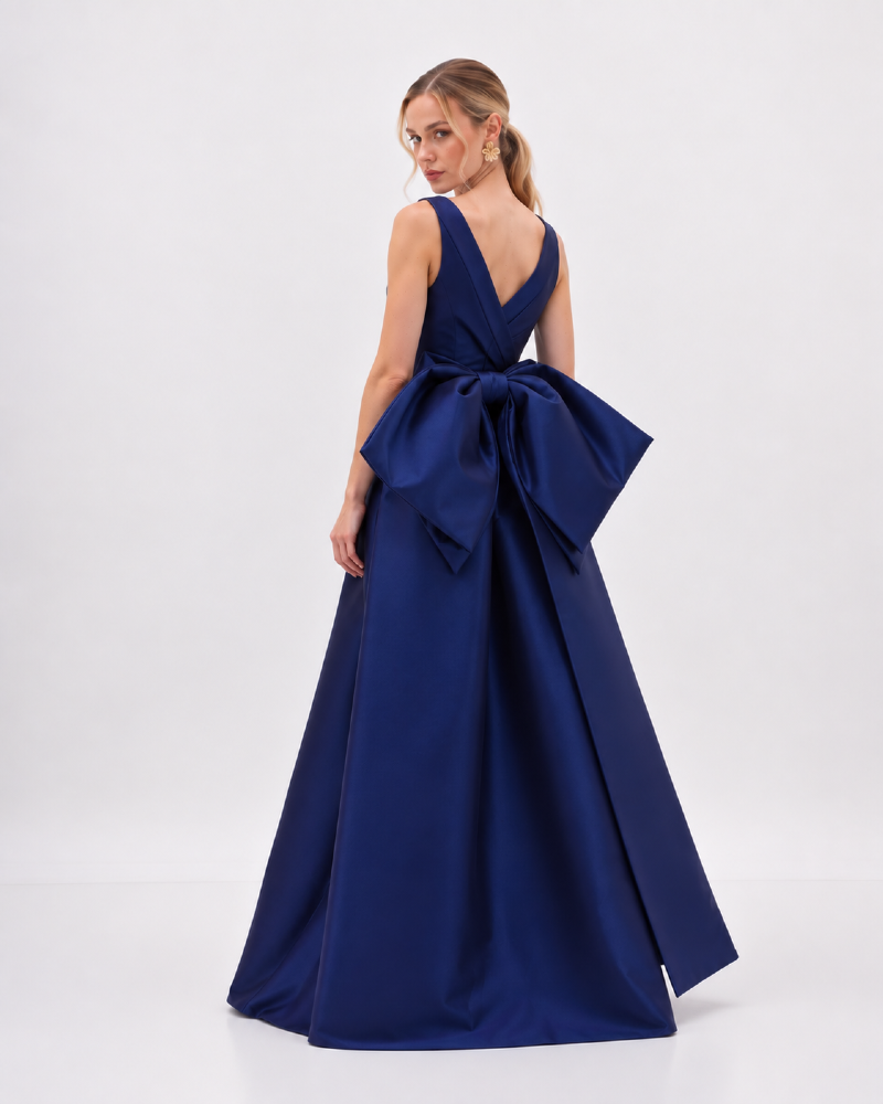 VESTIDO LONGO EM ZIBELINE COM DECOTE RETO E LAÇO ESCULTURAL NAS COSTAS
