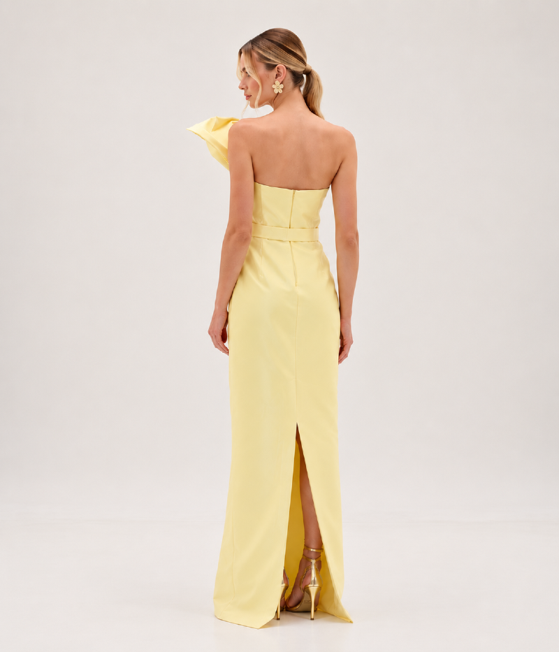 VESTIDO LONGO EM ZIBELINE COM DECOTE ASSIMÉTRICO E VOLUME ESCULTURAL