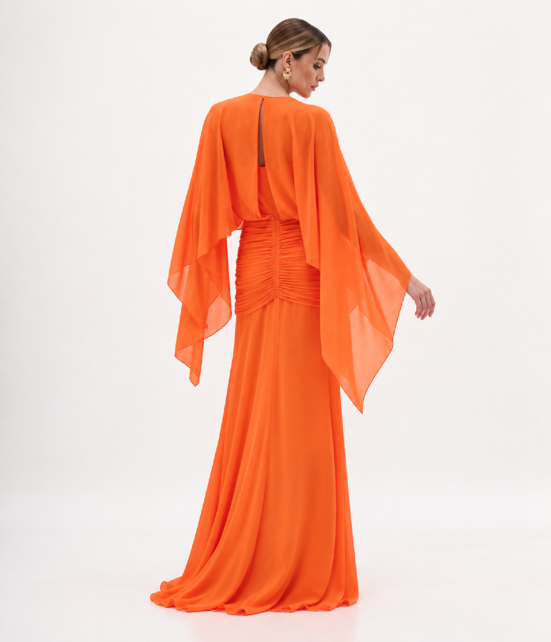 VESTIDO LONGO EM CREPE FLUIDO COM DRAPEADO E MANGA CAPA