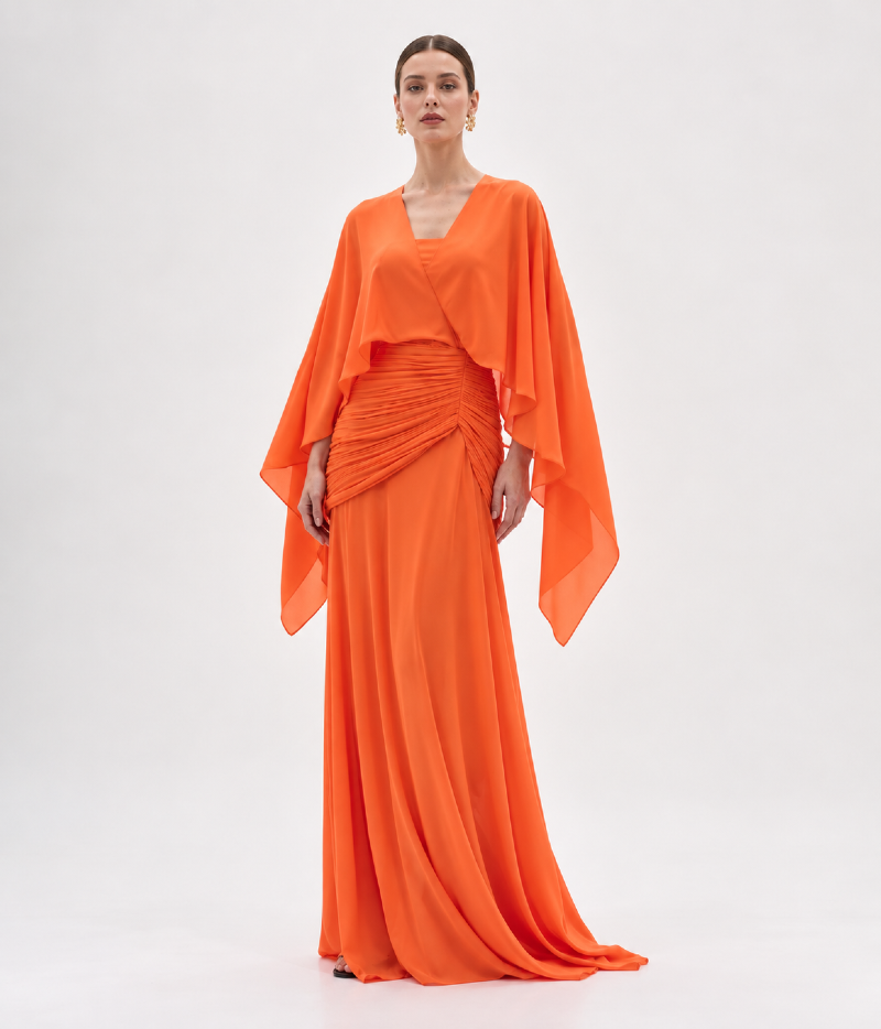 VESTIDO LONGO EM CREPE FLUIDO COM DRAPEADO E MANGA CAPA