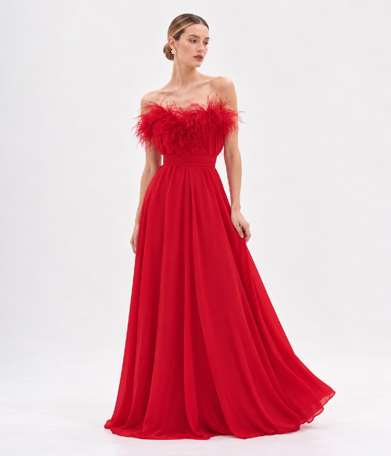 VESTIDO LONGO SOLTO COM DECOTE CORAÇÃO E PLUMAS