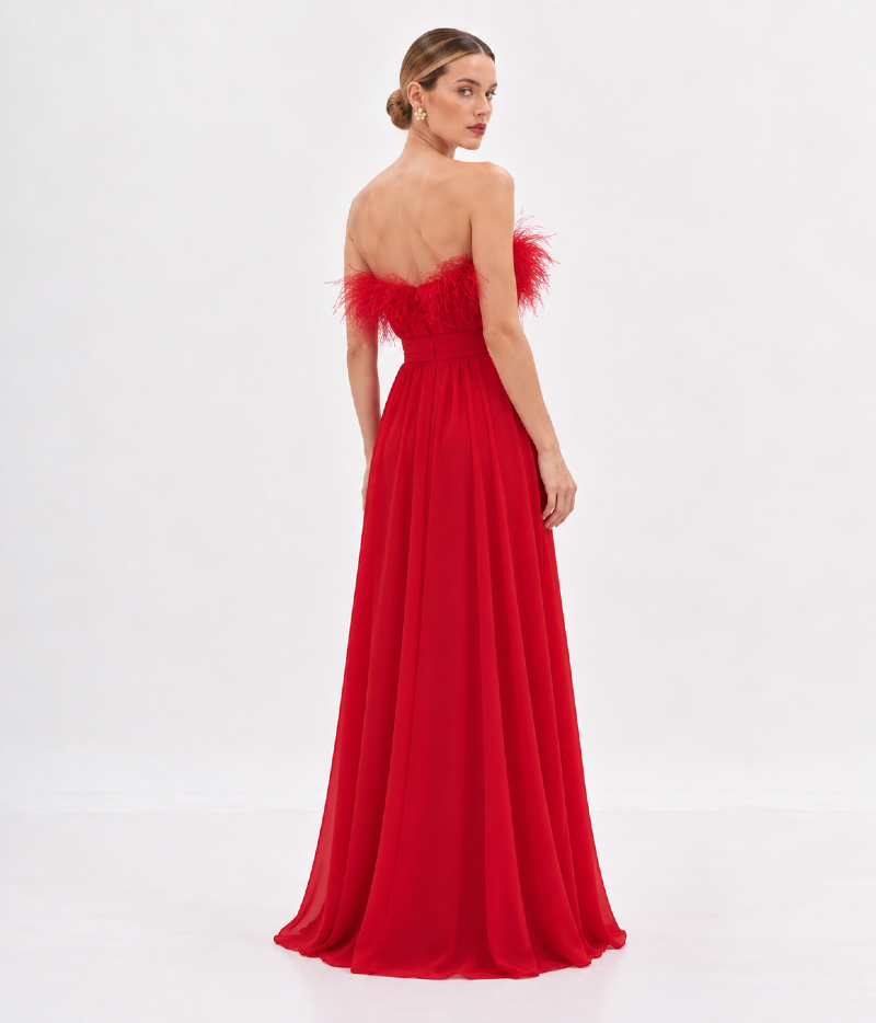 VESTIDO LONGO SOLTO COM DECOTE CORAÇÃO E PLUMAS