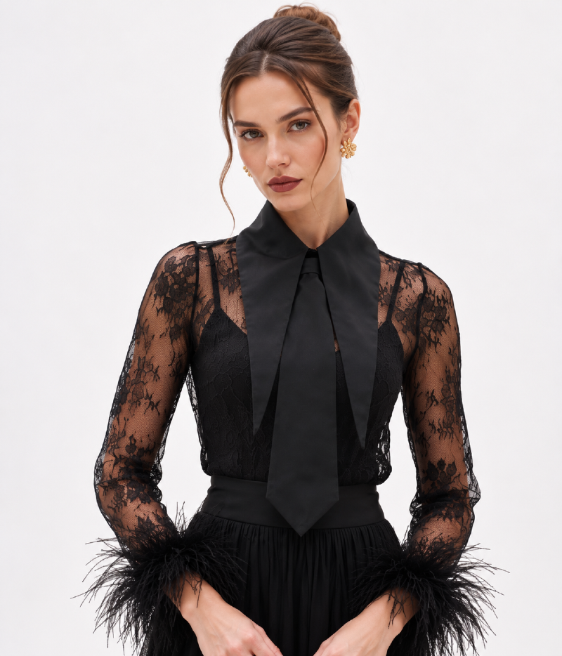 BLUSA EM RENDA COM GOLA E GRAVATA DE TAFETÁ E PUNHOS DE PLUMAS