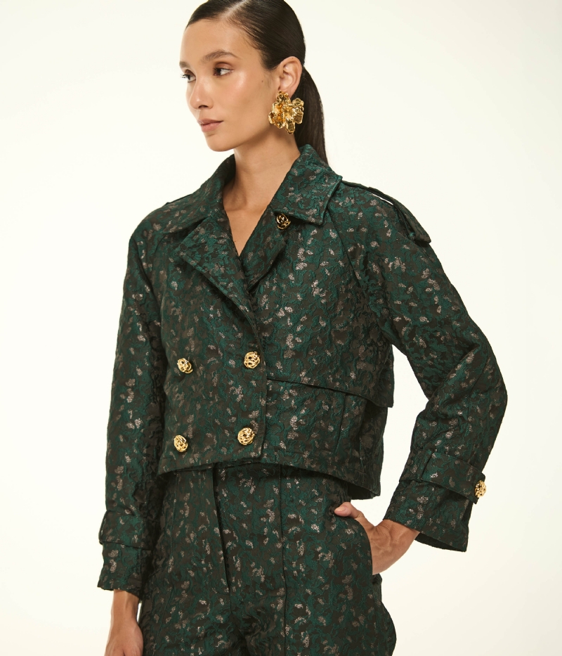 CASACO EM JACQUARD COM TEXTURA SOFISTICADA E MODELAGEM ESTRUTURADA