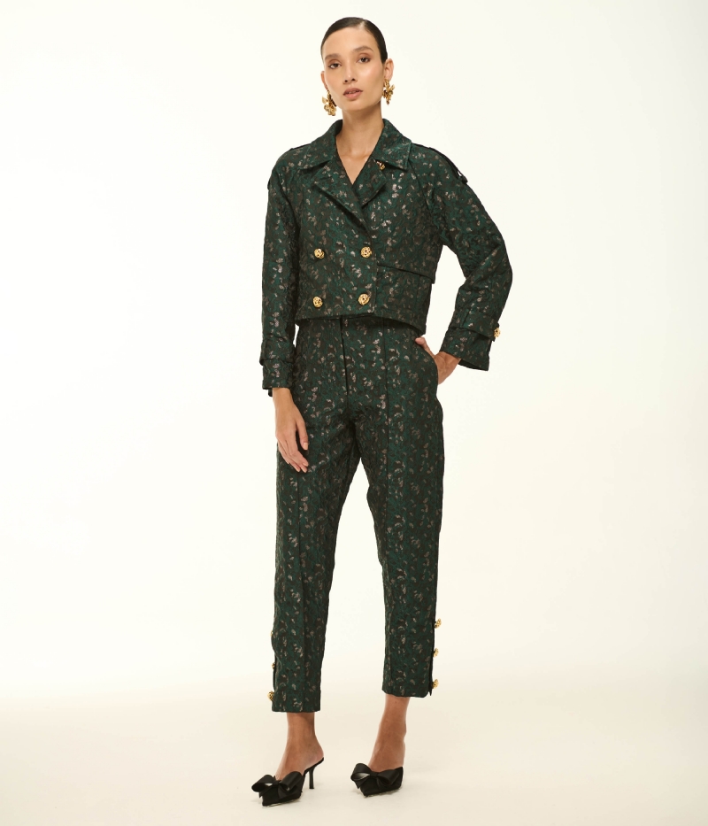 CASACO EM JACQUARD COM TEXTURA SOFISTICADA E MODELAGEM ESTRUTURADA