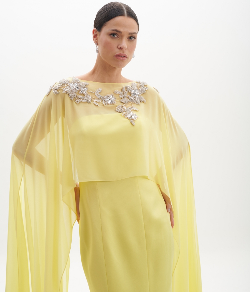 VESTIDO LONGO SEREIA COM CAPA FLUIDA E BORDADOS APLICADOS NO DECOTE