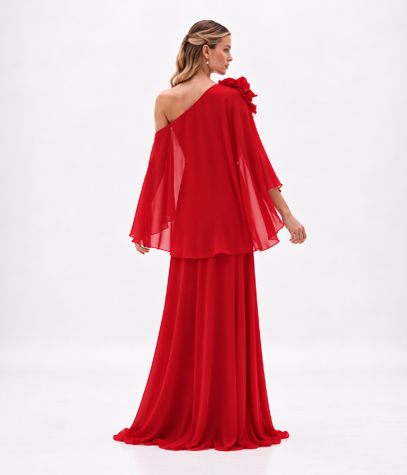 VESTIDO LONGO DE UM OMBRO SÓ COM CAPA FLUIDA E FLORES APLICADAS
