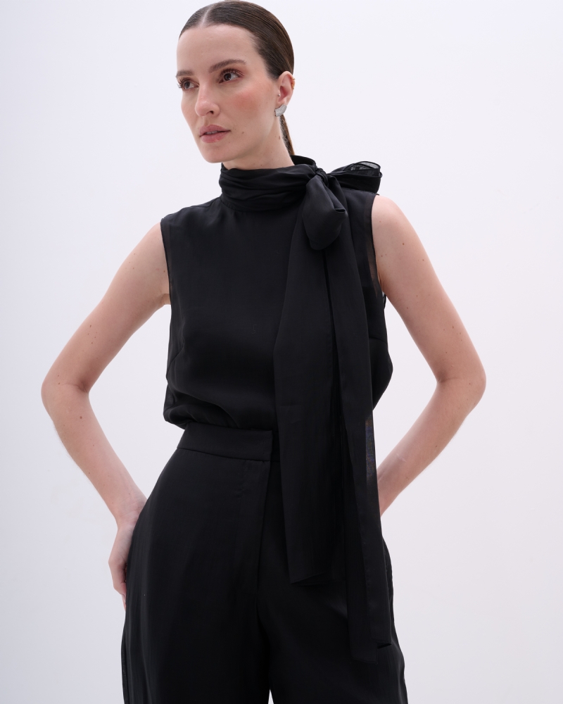 BLUSA SEM MANGAS COM GOLA ALTA E AMARRAÇÃO LATERAL