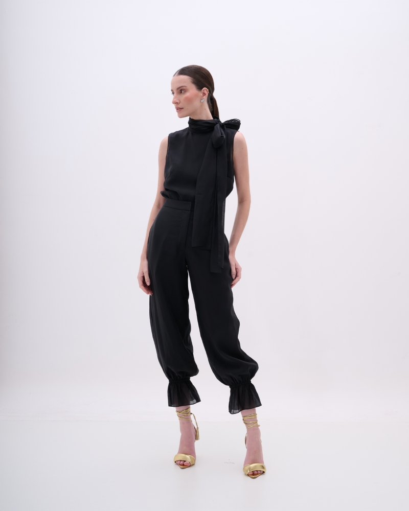 BLUSA SEM MANGAS COM GOLA ALTA E AMARRAÇÃO LATERAL