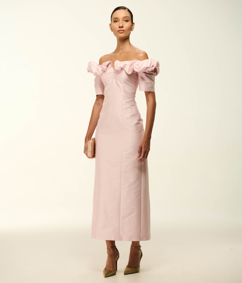 VESTIDO OFF-THE-SHOULDER EM SHANTUNG COM BABADOS VOLUMOSOS 