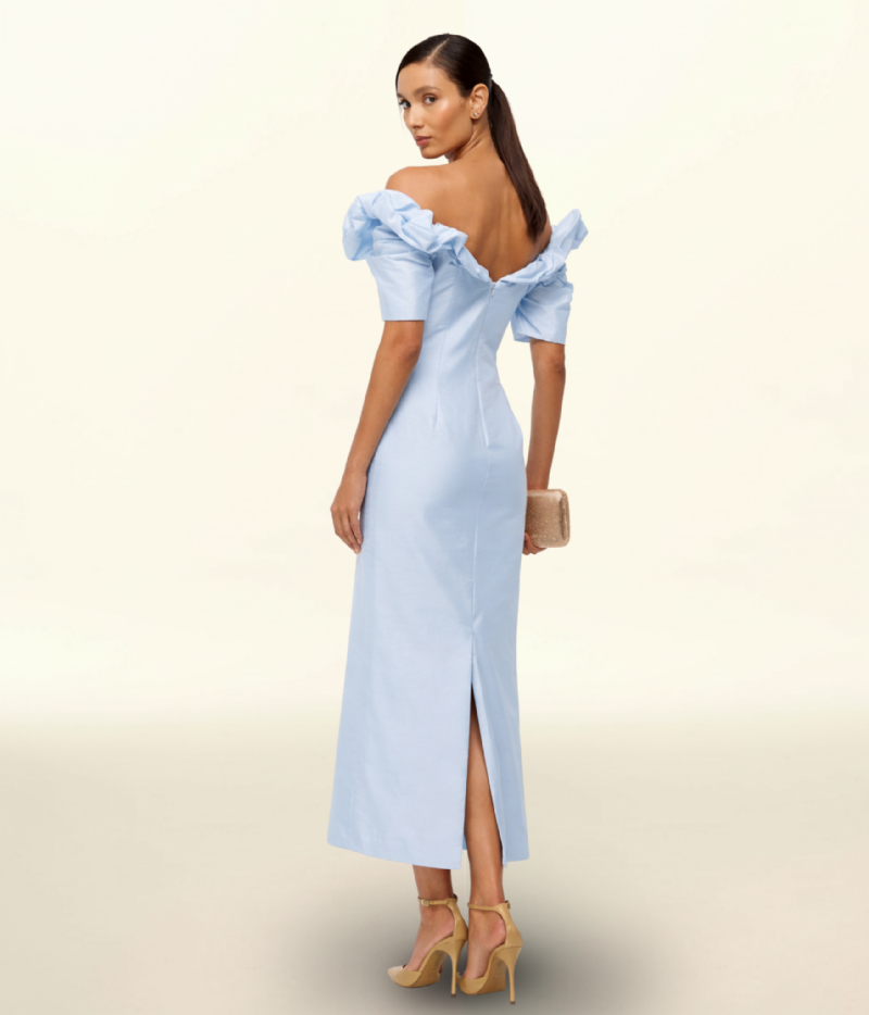 VESTIDO OFF-THE-SHOULDER EM SHANTUNG COM BABADOS VOLUMOSOS 