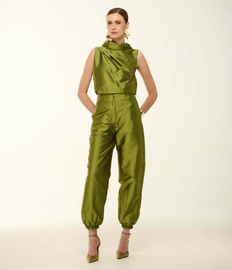 CONJUNTO EM TAFETÁ COM BLUSA ESTRUTURADA E CALÇA DE CAIMENTO IMPECÁVEL