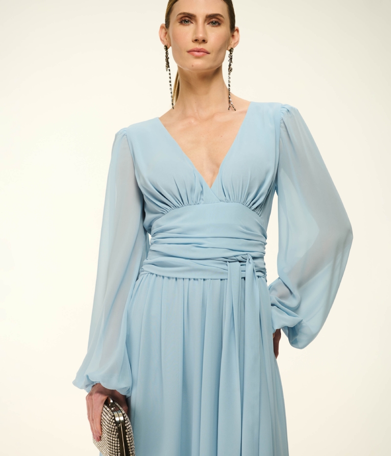 VESTIDO LONGO EM CREPE FLUIDO COM DRAPEADO CENTRAL E MANGAS ESVOAÇANTES