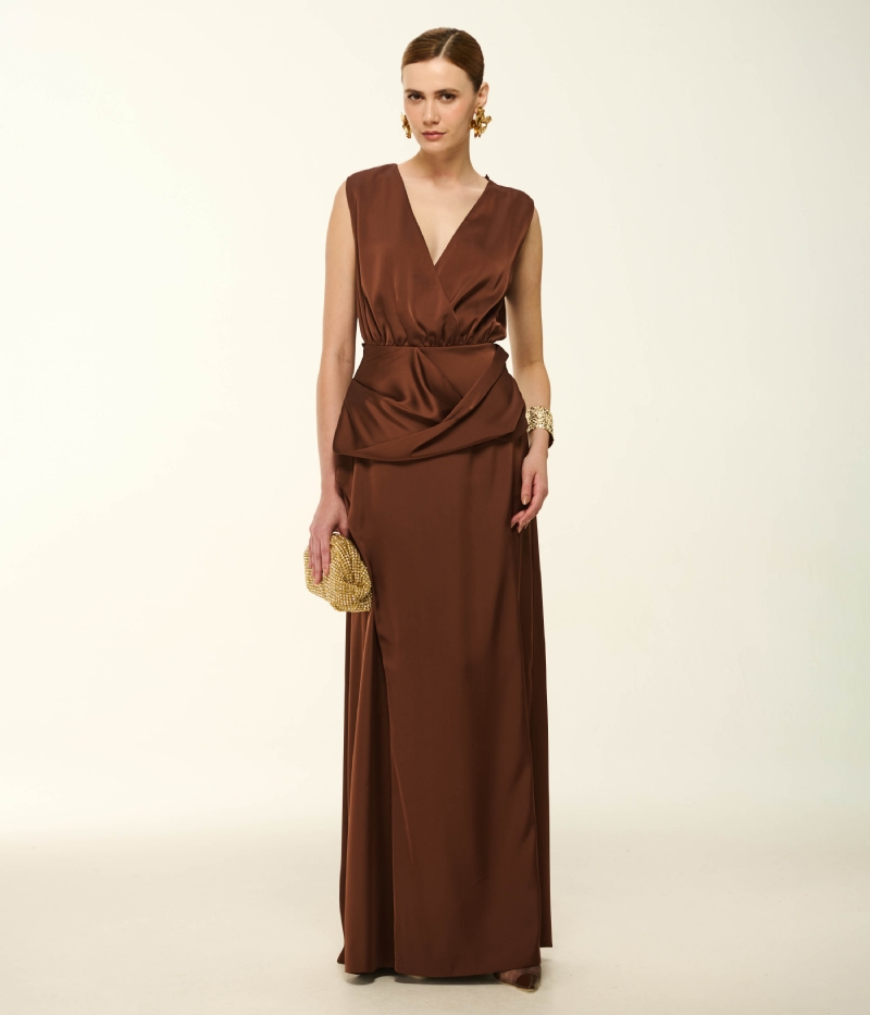 VESTIDO LONGO EM CETIM COM DECOTE PROFUNDO E DRAPEADO ESTRUTURADO