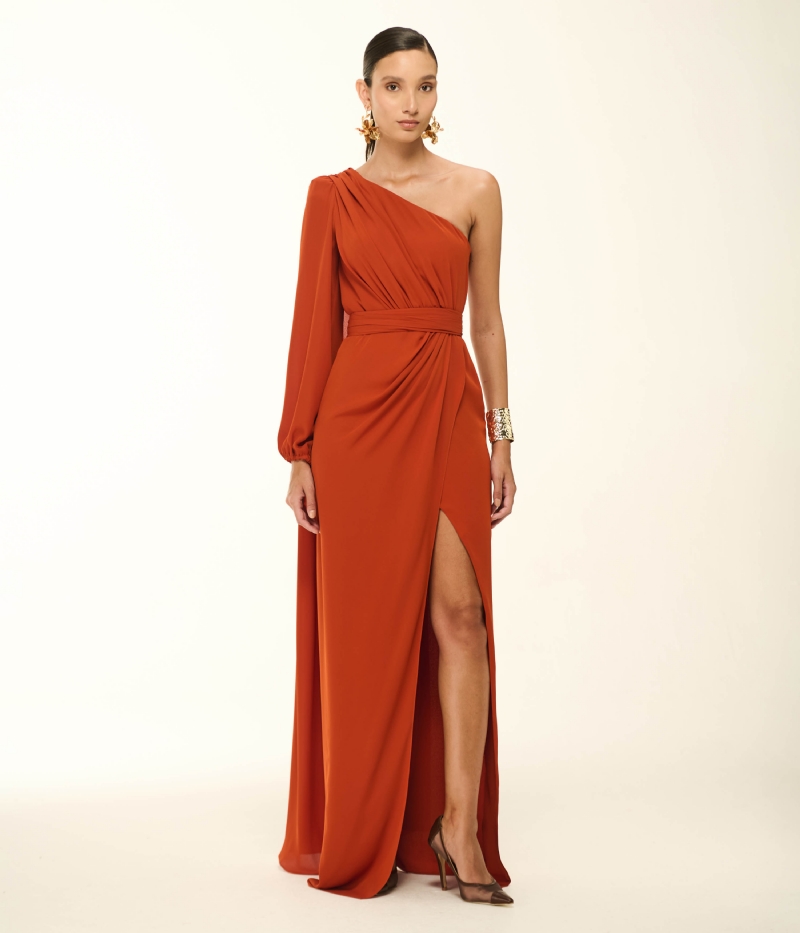 VESTIDO LONGO EM CREPE FLUIDO COM DRAPEADO ASSIMÉTRICO E FENDA LATERAL